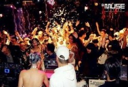 西安夜店唱歌最新爆料,揭秘热门歌手现场演绎幕后故事